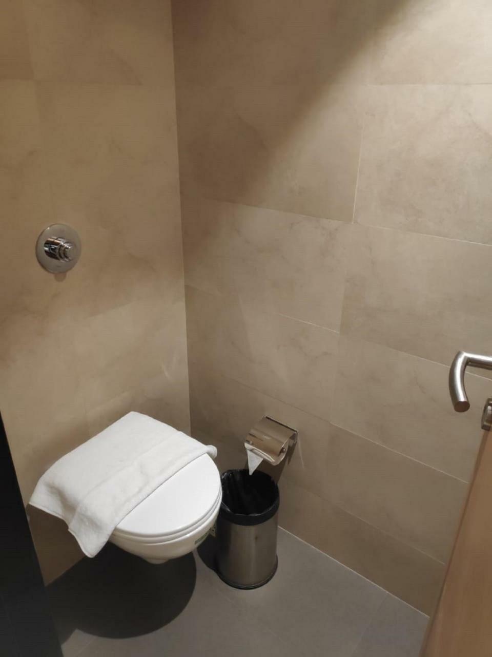 Hotel Leafio-Near Airport Mumbai Bagian luar foto