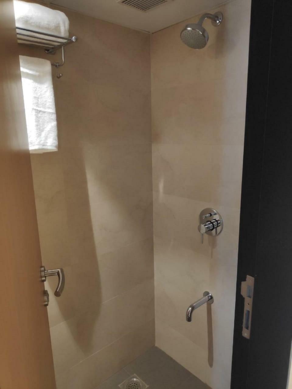 Hotel Leafio-Near Airport Mumbai Bagian luar foto